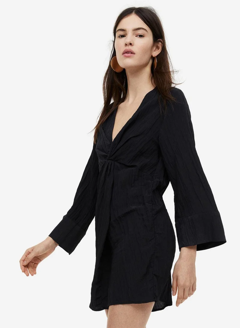 اتش اند ام فستان مجعد وملتف من الأمام